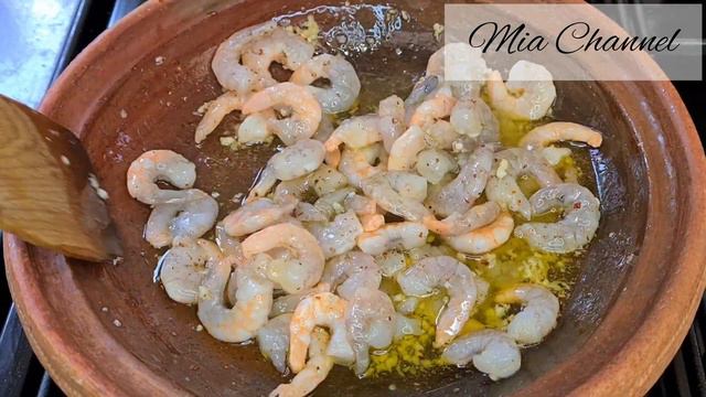 SPANISH GAMBAS PIL PIL | PRAWN PIL PIL In GARLIC & TOMATO SAUCE @MiaChannel21