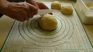 Нежный пирог с мясом, рогалики с повидлом из песочно-дрожжевого теста.