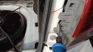 Как снять задний фанорь  на Ниссан Альмера G15 для замены лапочки.