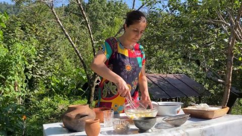 Harvesting Wild Blackberries in the Mountains and made Blackberry Pie and Jam in Village