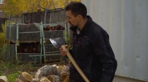 Кузнец РУБИТ бревно на СКОРОСТЬ / какой топор выбрать для этого