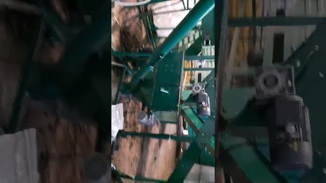 Peletování a třídění kompostu Uruguayi , Pelleting and sorting of Uruguay compost sifting смотреть онлайн