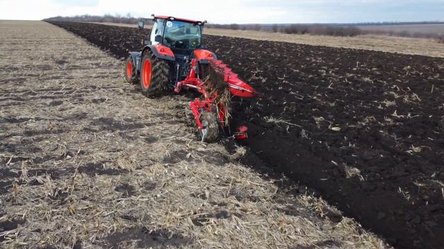 Kubota M6-142 с плугом UNLU. Работа техники в хозяйстве. смотреть онлайн