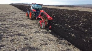 Kubota M6-142 с плугом UNLU. Работа техники в хозяйстве.