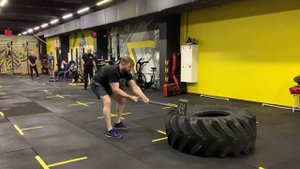 Работа с кувалдой 21,5 кг - 25 ударов по покрышке