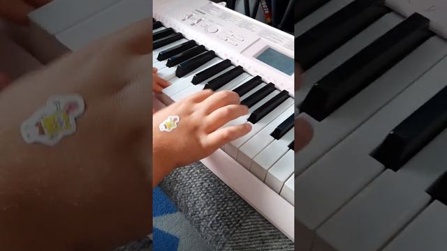 My frend is cracked on piano whit his Spong Bob sticker that makes him God.🥶👌🤯😱