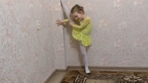 Урок 2. Растяжка с Лизаветкой-Конфеткой. Гимнастика 5 лет для детей. шпагат