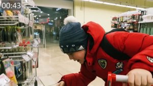 Школьник за 3 минуты вынес из АШАНа все что успел