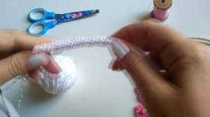 Обвязываем обруч и декорируем его цветами вязаными крючком.