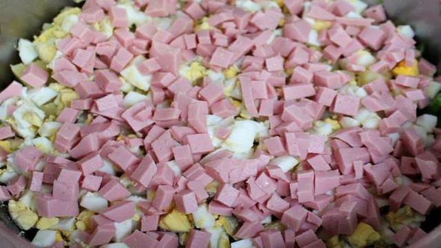 Окрошка на сметане с ароматом чеснока, перца и бальзамики
