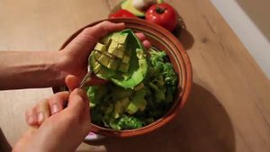 Салат со свежей брокколи и соевым соусом | Веганский салат