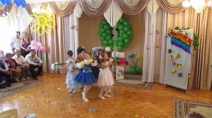 Танец с цветочными дугами