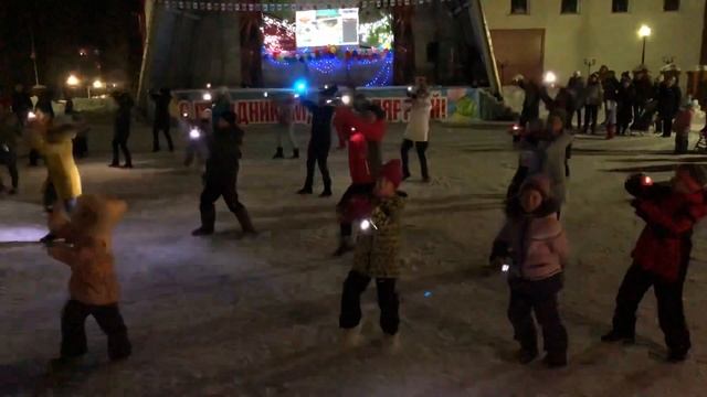 Массовый Танец На Улице ? Танцы На Площади.