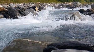 Течение реки в замедленной съемки