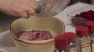 Индейка с ягодами можжевельника и брусничным соусом