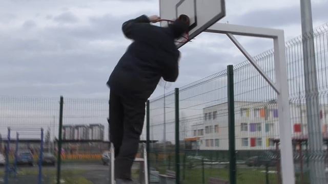 Отремонтировали спортивную площадку за 50 копеек / Сварщик в городе смотреть онлайн