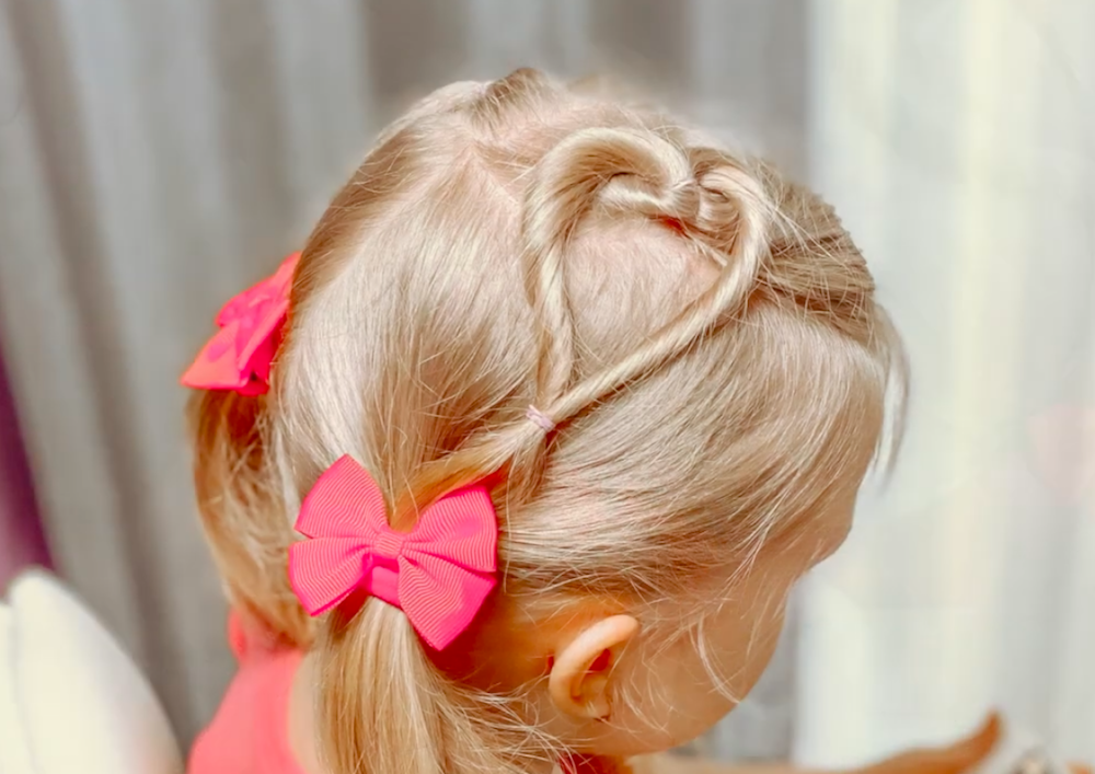 Детская прическа своими руками Два хвоста украшенные сердечком и резинками смотреть онлайн