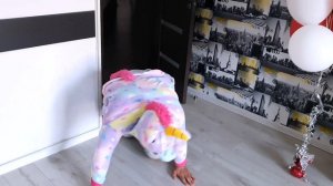 Ириша как Супергерой помогает папе спасти сладости и шоколад