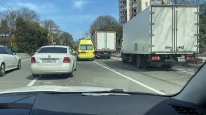 ? Как водители в Сочи пропускают скорую помощь?