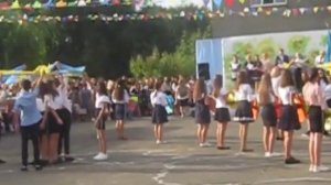 танец на школьной линейке