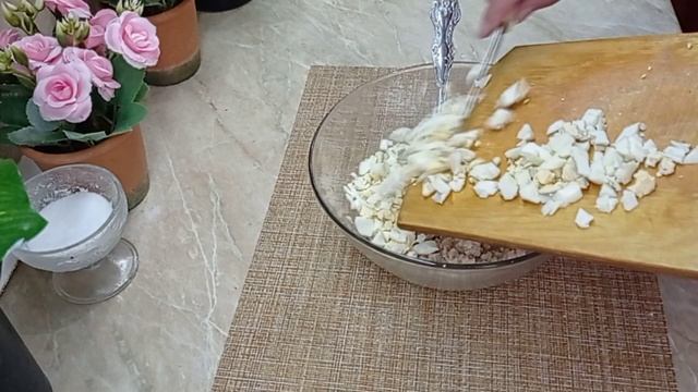 Заливной пирог  на кефире. С рыбой, яйцом, зелëным луком и сыром. Очень простой и быстрый рецепт.