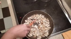 Каша гречневая с зажаренными шампиньонами и луком.