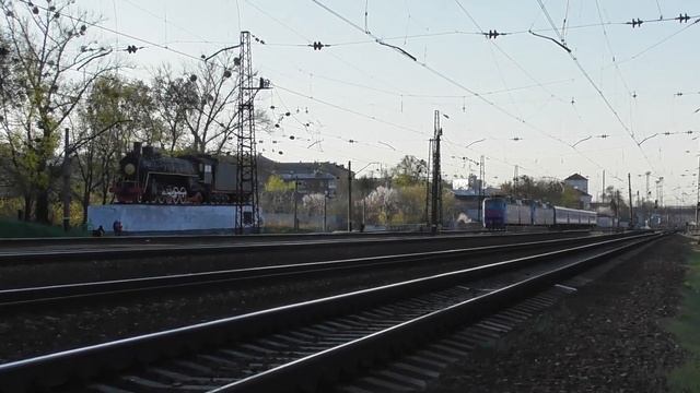 Из Харькова в Днепр? Легко! Первый рейс поезда. Два ЧС7 и четыре вагона. смотреть онлайн