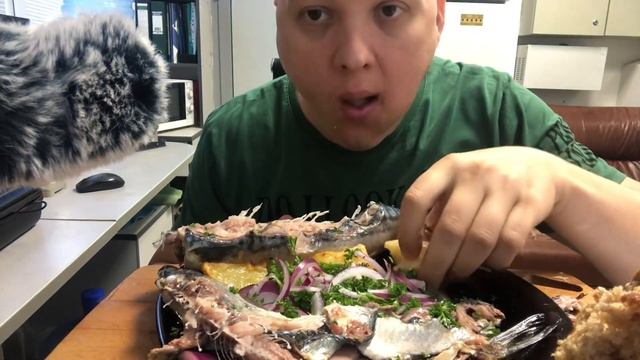 СКУМБРИЯ+СЕЛЁДКА ЦЕЛИКОМ МУКБАНГ MUKBANG смотреть онлайн