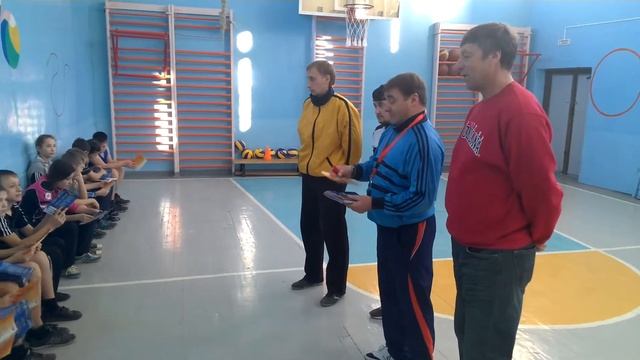 раздача программок, журналов о хоккее и автографов от звезды смотреть онлайн