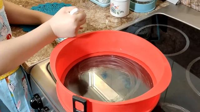 Молочный пирог с клубничным джемом без миксера