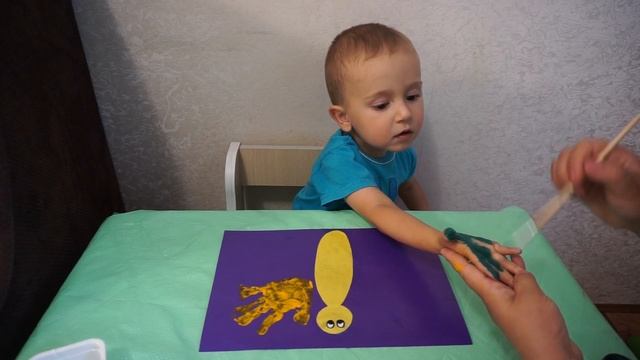 Тимурка делает разноцветную Бабочку Как сделать Бабочку из бумаги и красок Делаем поделки с ребёнко смотреть онлайн