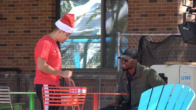 Choose The Right Present, Win AirPods For Christmas смотреть онлайн