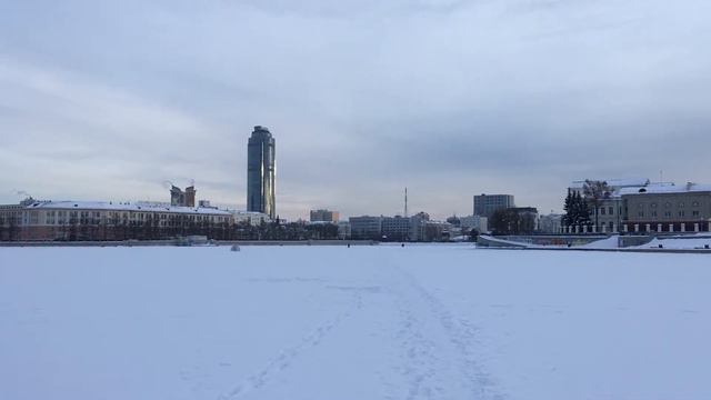 Иду по замерзшему пруду реки Исеть в Екатеринбурге. 4 января 2022 год. смотреть онлайн