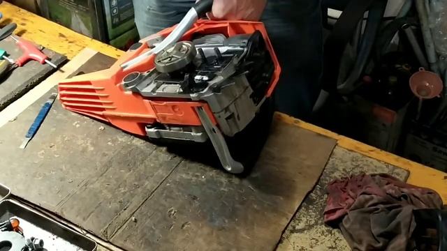 Вытекает масло для смазки цепи. смотреть онлайн