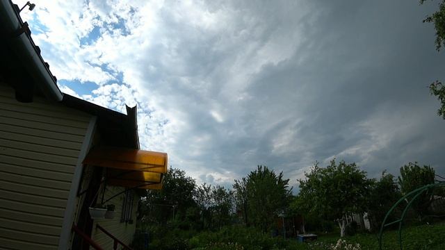 СИЛЬНЫЙ ВЕТЕР С ПТИЦЕЙ В НЕБЕ. РАДУГА ПОСЛЕ УРАГАНА .. смотреть онлайн