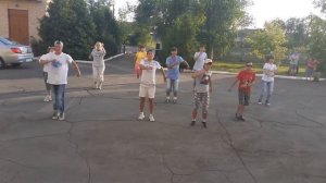 Весь мир танцует чику рику