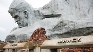 Тысячи людей приехали в Брестскую крепость почтить минутой молчания память павших героев в боях ВОВ
