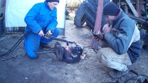 Снимаем гильзу  переднего моста  мтз 82