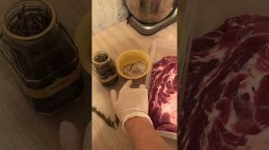 Сухой посол свиной шейки перед горячим копчением