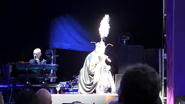 Grace Jones - I've Seen that Face Before (Libertango) @Hampton Court Palace смотреть онлайн