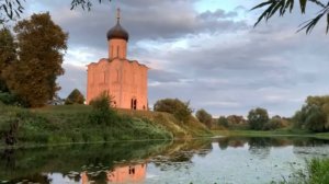 Закат у храма Покрова на Нерли, тропа по лугу  от Боголюбского монастыря Боголюбово Владимирская обл