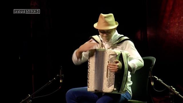 Eduard Akhanov plays SING SING SING by LOUIS PRIMA. смотреть онлайн