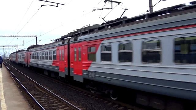 Электропоезд ЭД4М-0408 "Комфорт" прибывает к станции Шушары смотреть онлайн