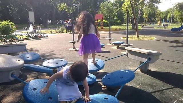 Лето, дети на детской площадке смотреть онлайн