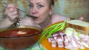 МУКБАНГ борщ с салом и луком. Еда на камеру. Русский мукбанг.