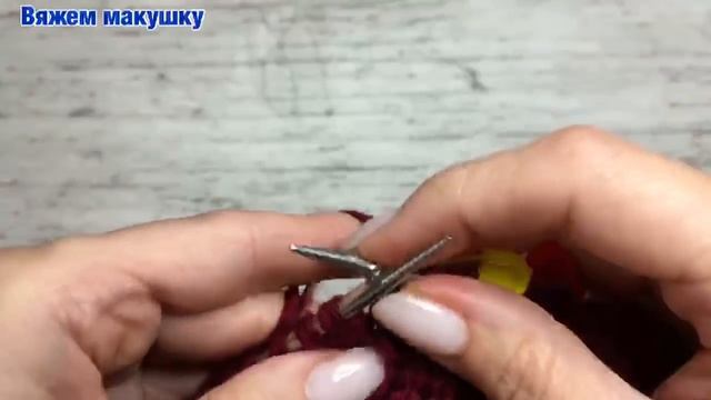 Шапка спицами с очень модной макушкой