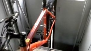 Правильный способ перевозки велосипеда в электричке.