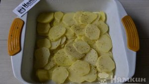 Карась целиком под сметаной с картофелем и луком в духовке