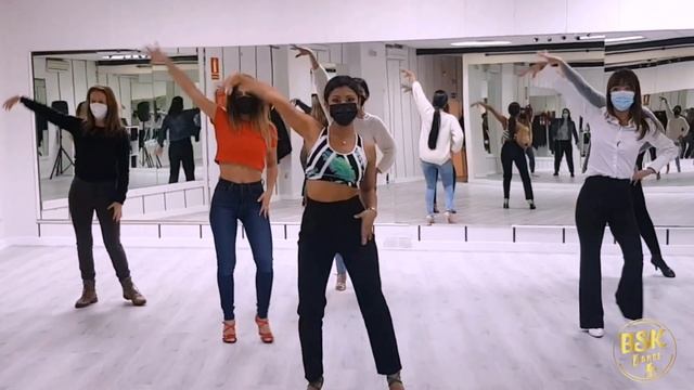 BACHATA ESTILO CHICAS EN MADRID PRINCIPIANTES / BSK DANCE смотреть онлайн