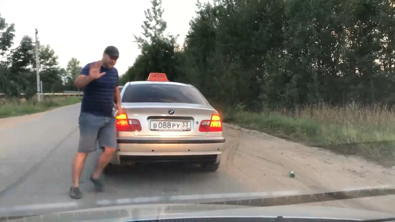 Таксист выбросил из салона пьяного пассажира